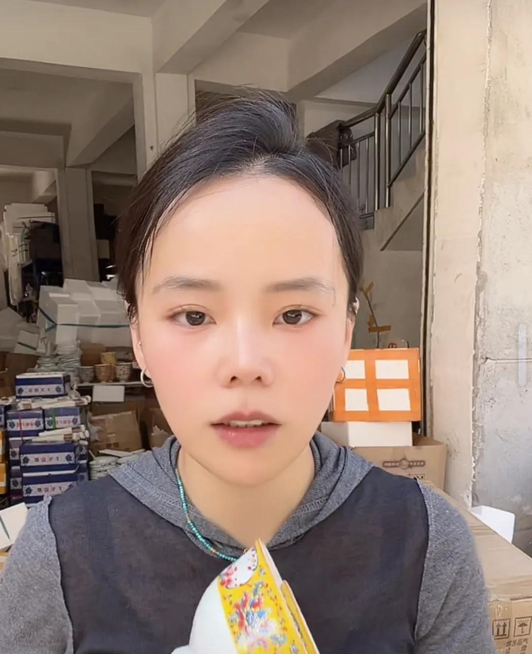 熊磊今天早上很有意思，发了个视频，许多人都以为小熊出去旅游了！
结果下午又出来直