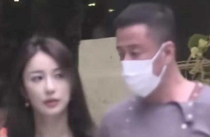 看来，男人都是花心的。
杨坤看起来成熟、稳重，而且又是乐坛的实力派歌手，以为他要