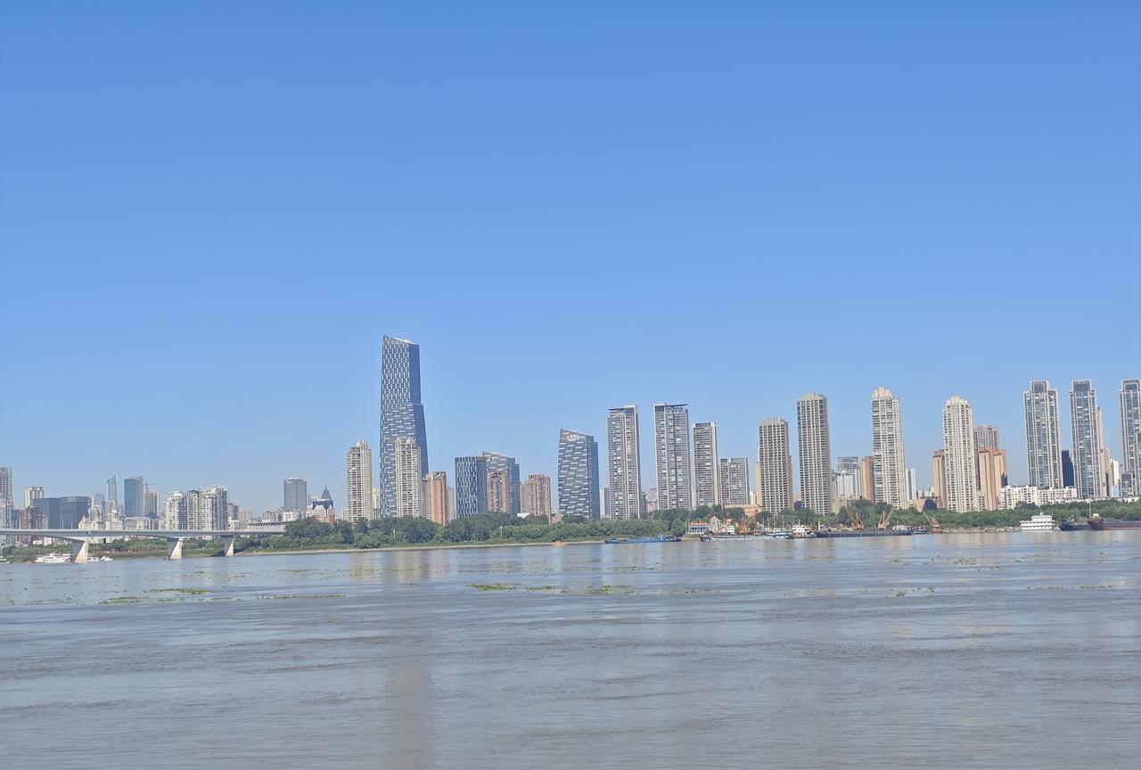 华为战略性投入未来，构筑技术护城河
华为正将资源战略性聚焦于鸿蒙、昇腾、智能汽车