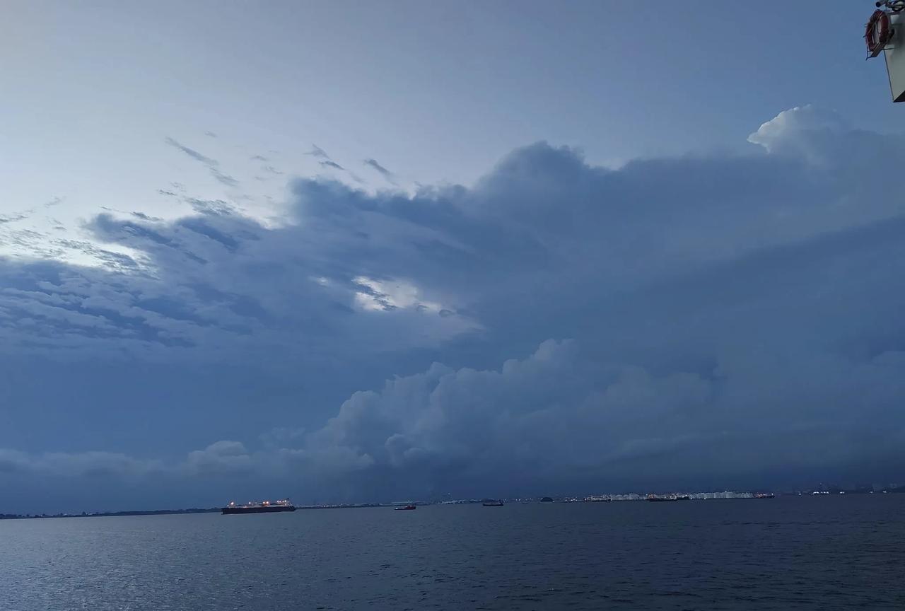 新加坡锚地的船太多了，我们船来到后直接没地抛锚了，要在外面等着，等有船离开后我们