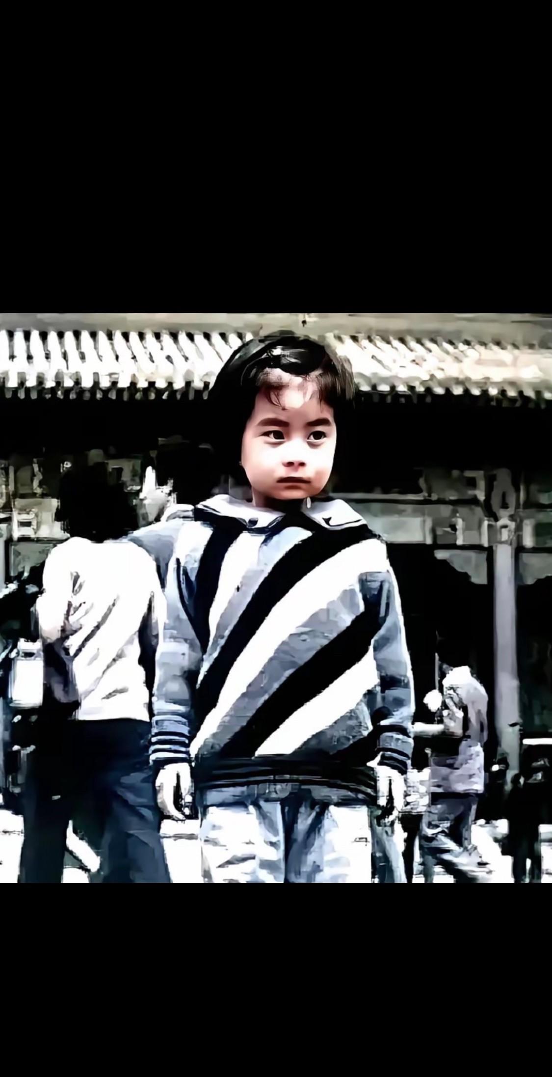 这是一张1986年的一张照片，照片中这个小女孩当时五岁，大家仔细看看认识她吗？她