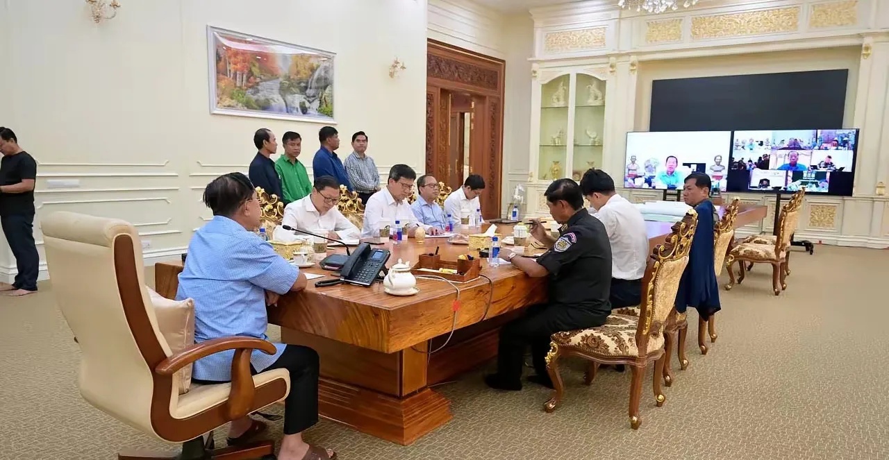 今天看到个消息，洪森直接在脸书上发图回应。



针对泰国媒体说他跑到中国的说法