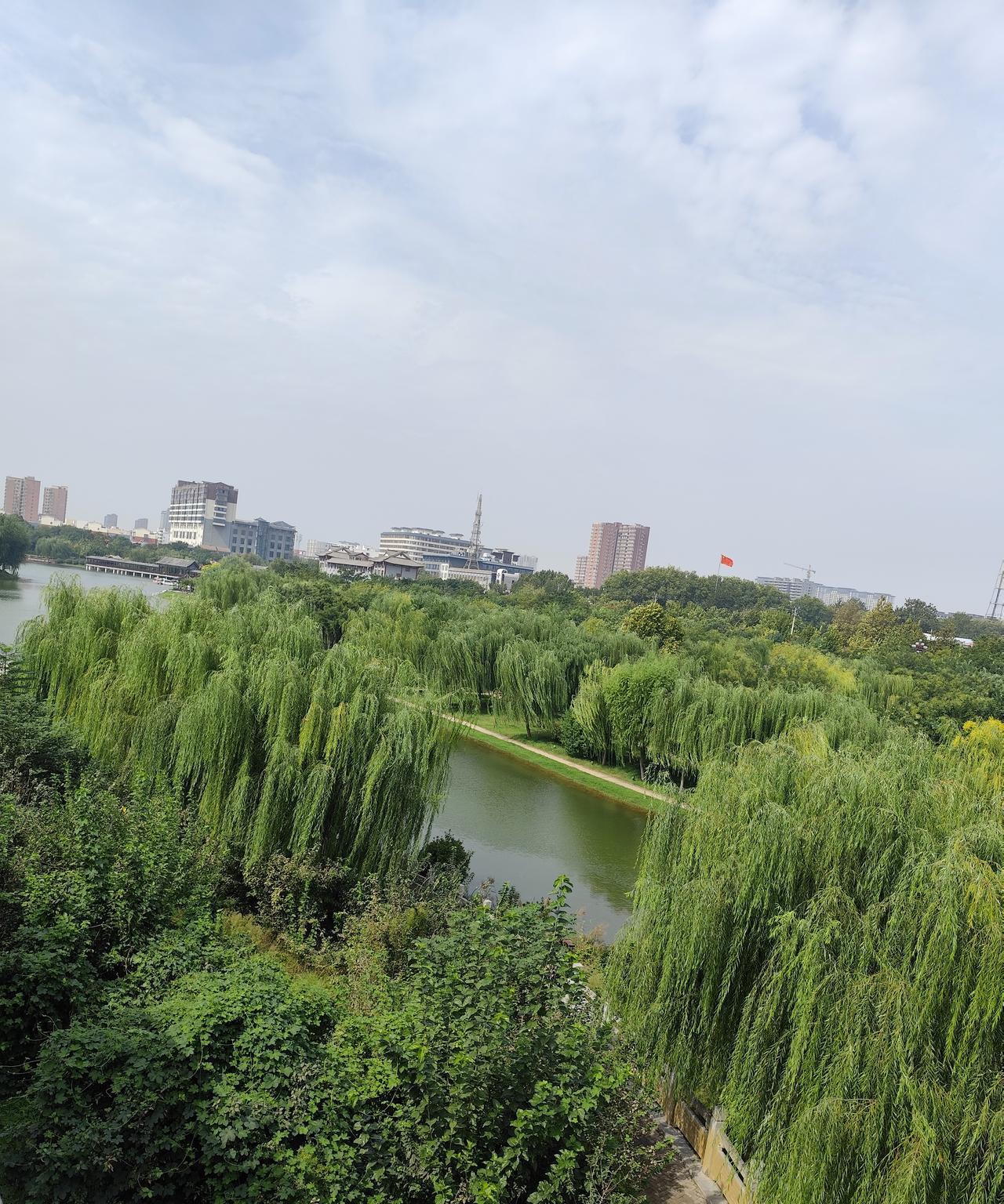 “夏天没有雨，国庆雨连绵”。
国庆假期，本是收获的节日，但连绵的秋雨阻断了很多人