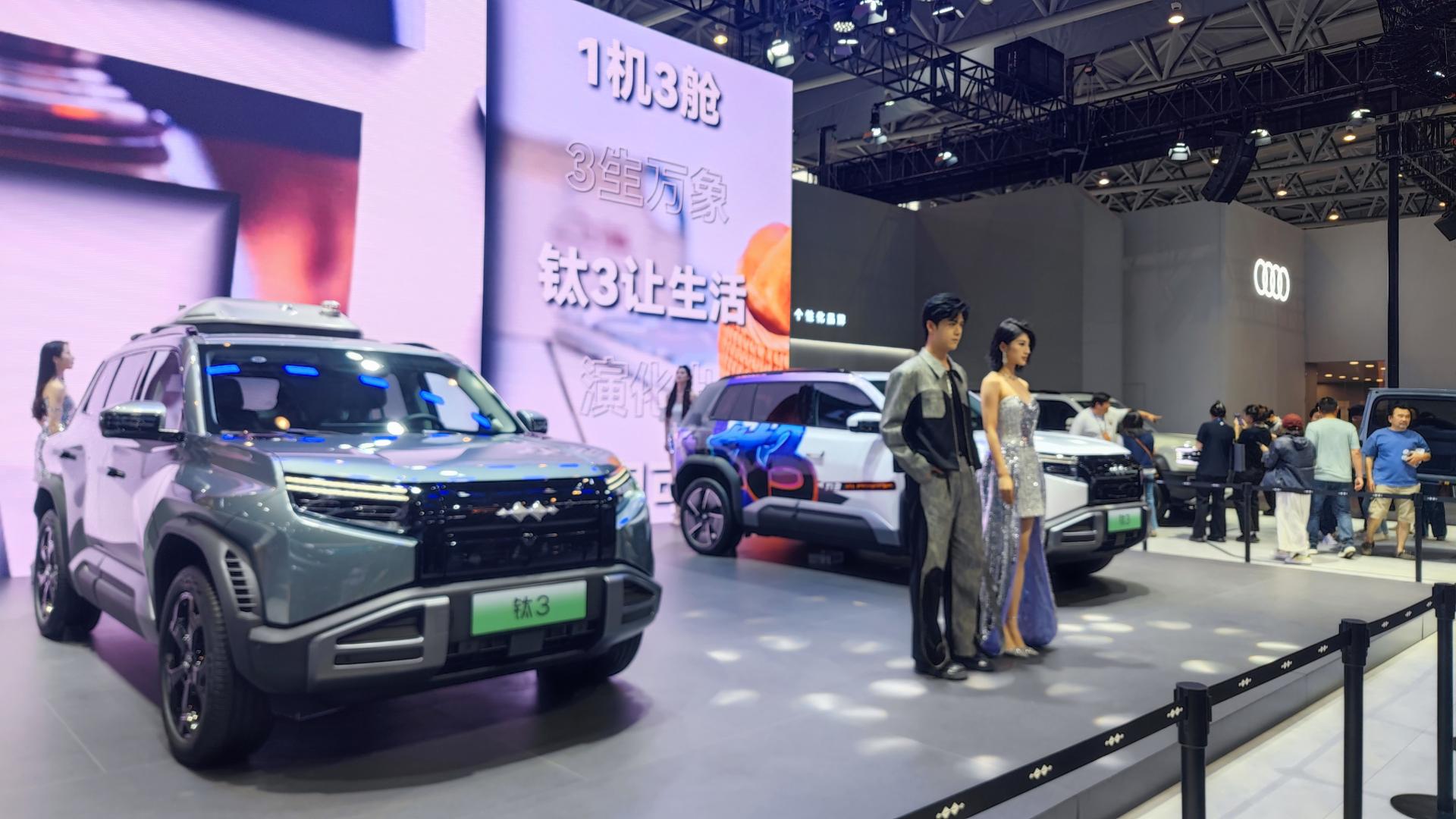 方程豹钛3：用赛博朋克的灵魂，给15w级SUV市场开了一剂“快乐药”