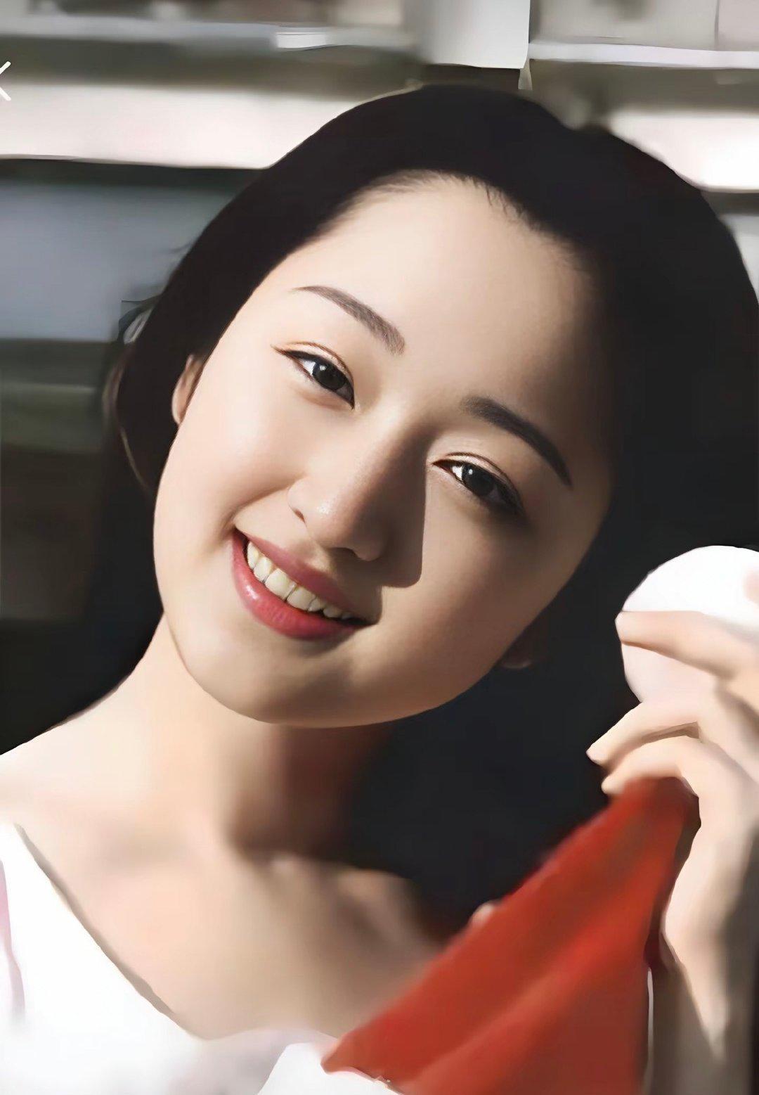 杨钰莹哪哪都好
就是有一个很致命的缺点
不是唱功不好，也不是长得不甜，而是年轻时