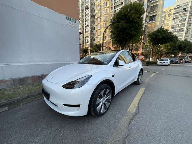 新车一血轮毂被刮
刚刚提车一周不到，还没上牌，今天去商场，那个路是真的窄，右侧2