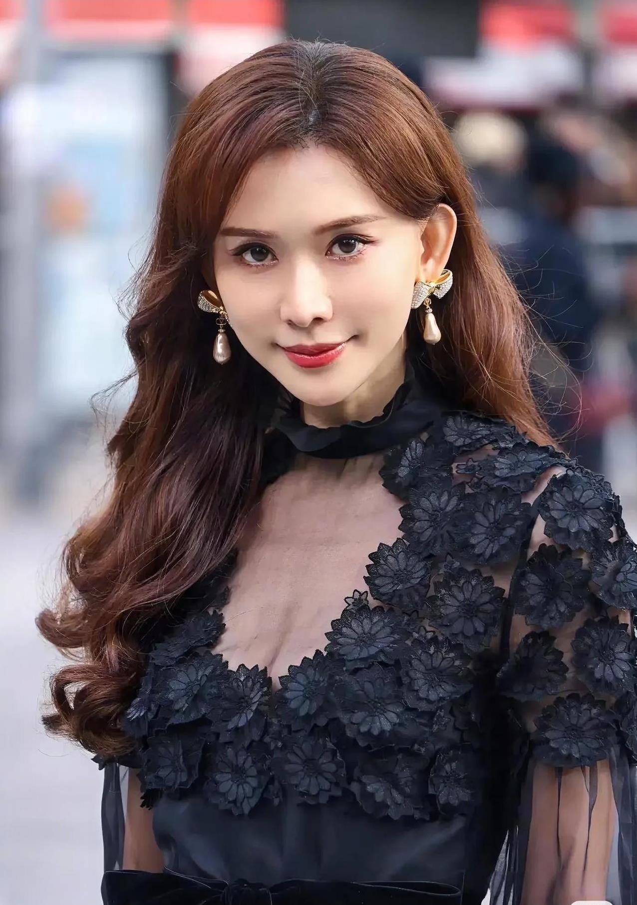 终于弄明白，
为什么林志玲嫁到日本后就变得畏畏缩缩了，
不是因为她老公黑泽良平的