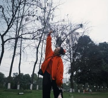 中国女篮球员李梦晒出自己生活照，她配文写到：“真实的季节不停更迭，心里的季节始终