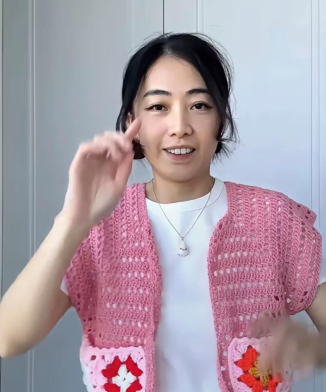 甘比的编织手艺还真比不上一些爱编织的业余宝妈，她的织法比较单一简单，配色看起来就