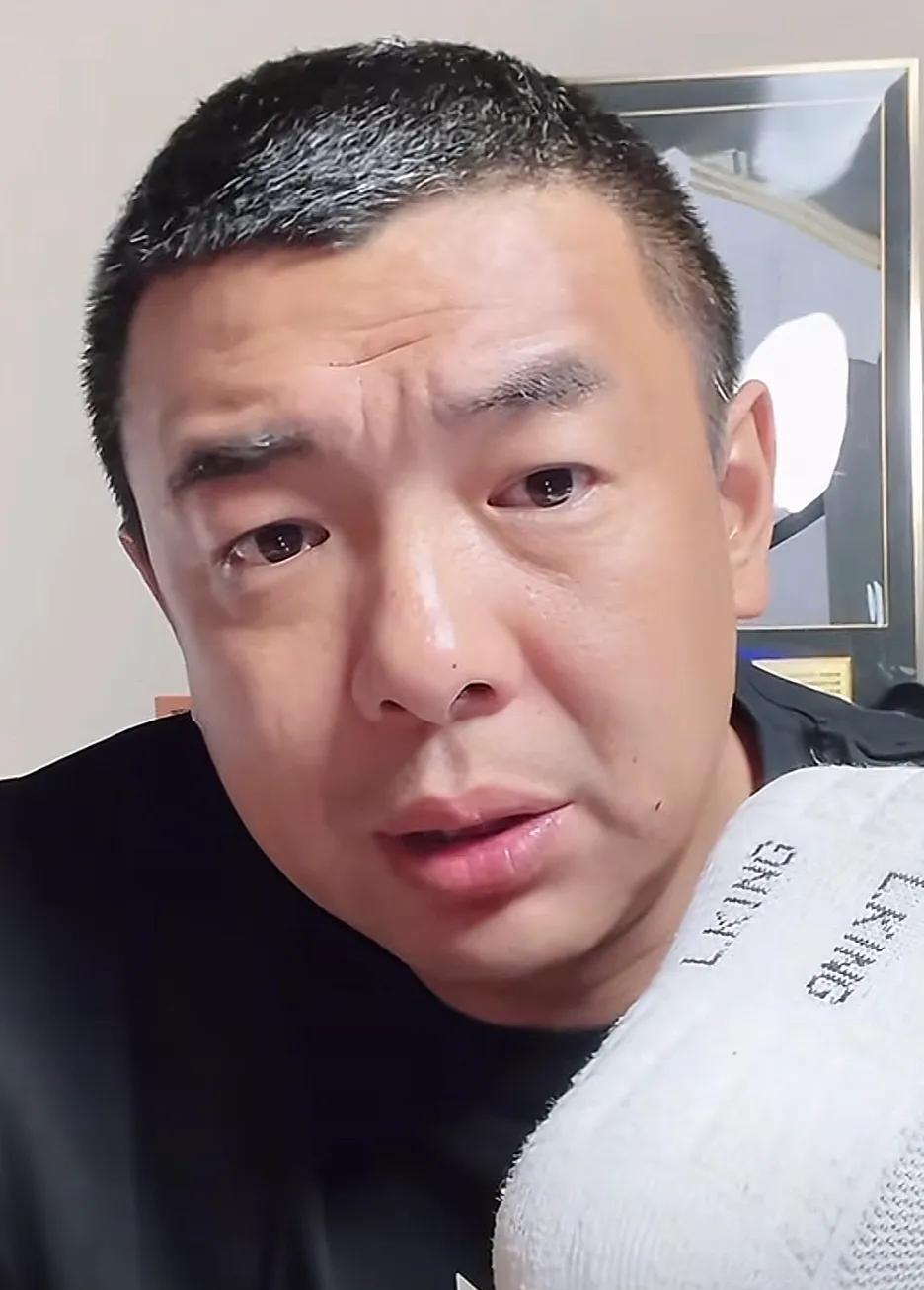 前辽足名宿徐亮向国足主教练伊万喊话了，他呼吁应该给王钰栋机会，起码应该在国足的替