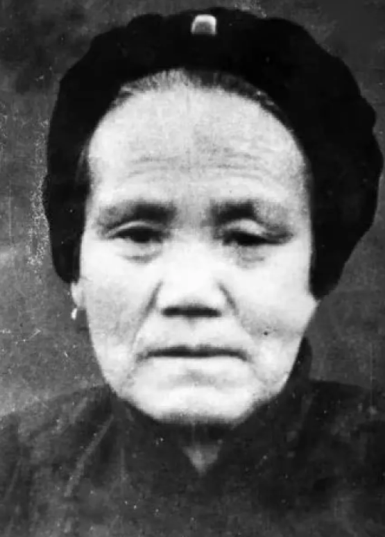 1944年，一个寡母把一团棉花塞进7岁儿子的嘴里。又用力地捂着儿子的嘴巴，直到孩