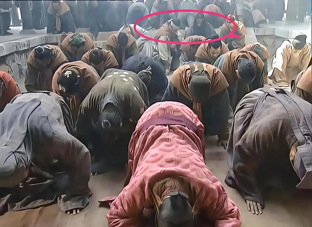 小时候，总觉得宋江这个跪拜姿势好搞笑，屁股翘得那么高，好像有点儿故意谄媚的意思！