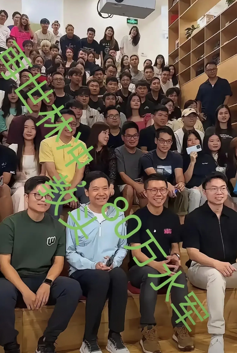 再世林冲，80万水军教头！

网友对雷军合影的这张照片形容的是不是非常恰当？
