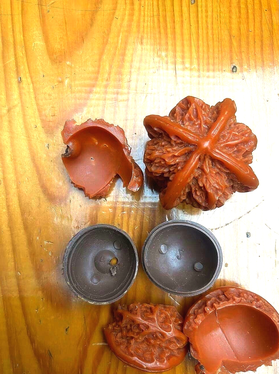 盘了两年的核桃掉地上摔坏了🥹🥹🥹