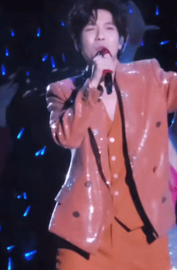 陈楚生厦门演唱会帅气依旧











我的天哪！陈楚生厦门演唱会，他竟