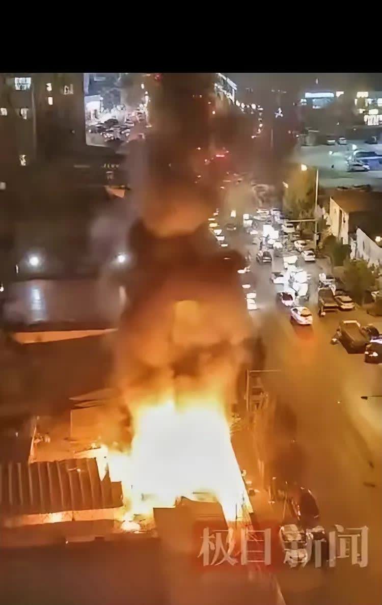 郑州夜市这起爆炸事故，想想都让人捏把汗！昨晚8点28分，沈庄路和凤台路交叉口的烧
