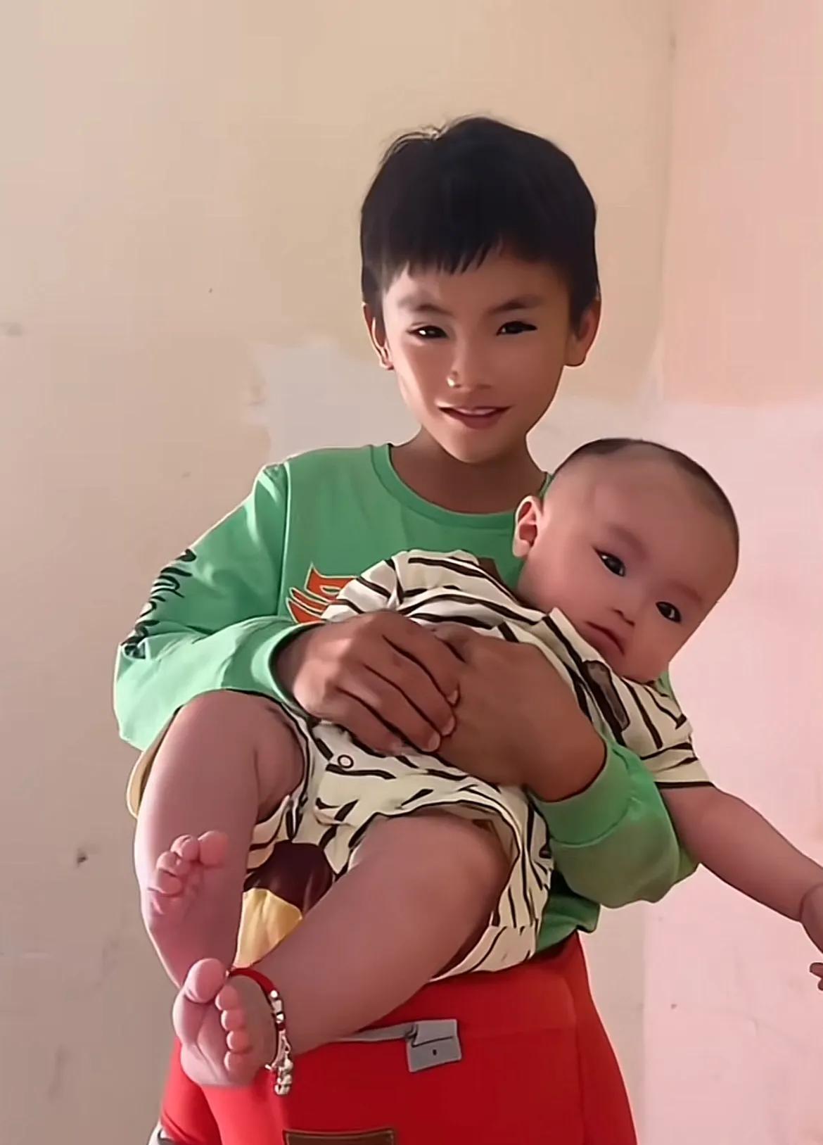 笑亖了！家人给赤岭亮哥安排了新任务，放学回家也不用调皮捣蛋了，直接上手哄宝宝！