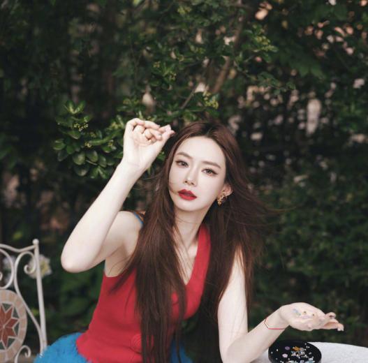没人觉得戚薇很神奇吗？
明明不是那种传统意义里最好的身材，却可以驾驭各种服饰，而