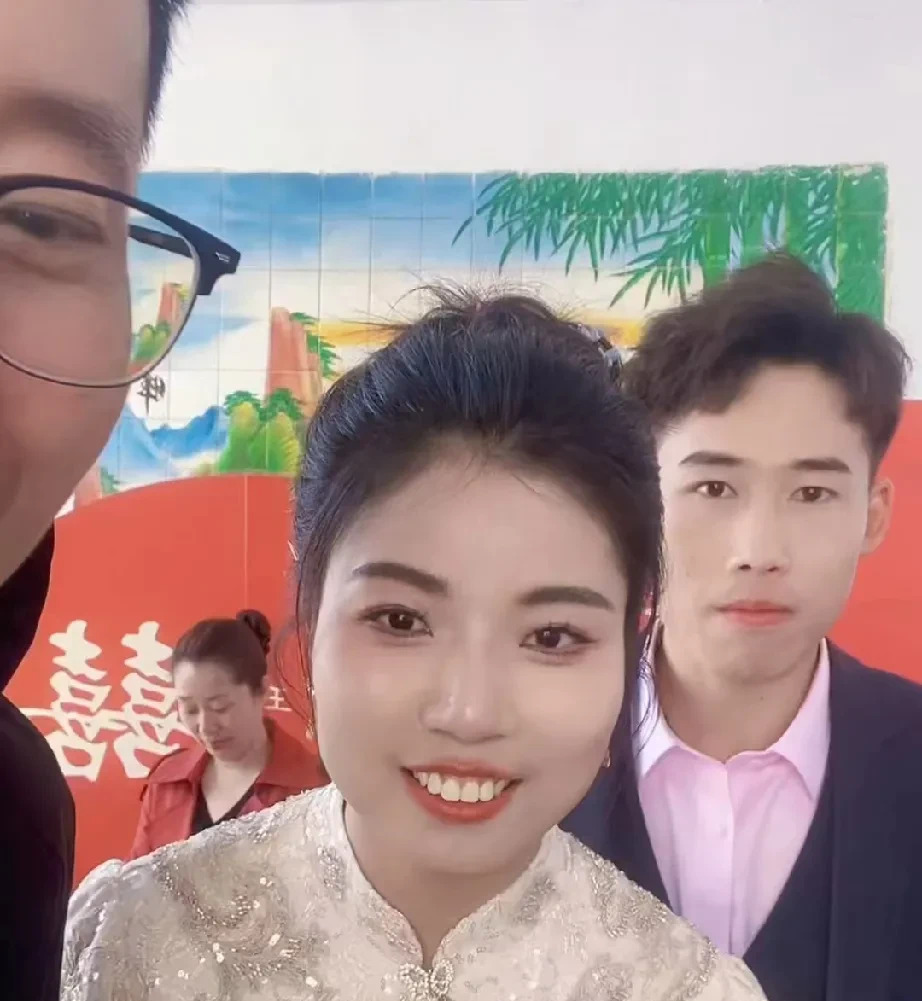 农哥直播外甥定亲引争议











这家人搞啥名堂？！好好的外甥定亲，