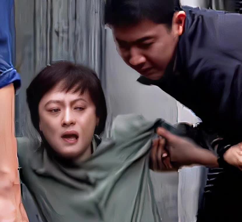 天呐…这才是演员吧！孙俪演技绝了！
看了《乌云之上》的花絮，孙俪在拍一场背叛崩