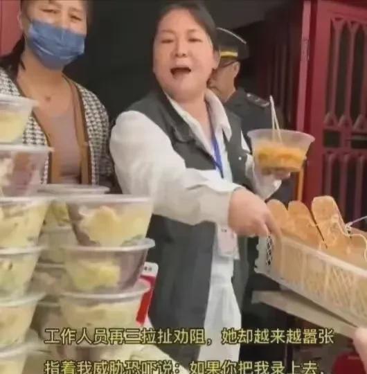 凉皮发酸变质，商家不仅不道歉。一碗凉皮，几块烧饼，在牡丹园的阳光下，竟然成了荒诞
