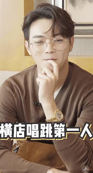 看许凯以前采访还挺有趣的，特别容易害羞，说话还啃手指头，还蛮可爱的！
问:听说你