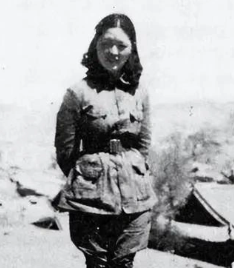 吴莉莉是当时延安的第一美女，长相清秀、打扮洋气。见过吴莉莉的人曾经这样描述道，她