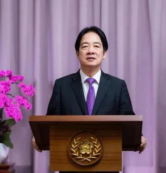 赖清德承认台湾经济正遭遇两大致命危机，还呼吁台湾民众“吃苦当吃补”。然而，其幕僚