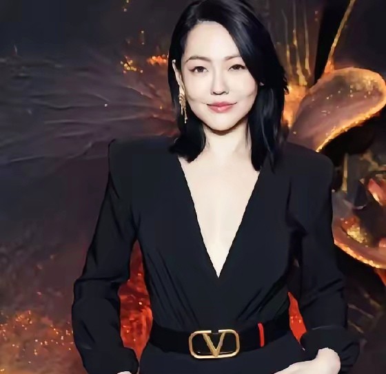 小S看似比大S弱势，但实则精多了！从她的婚姻就可以看出来。
她不像大S长年累月都