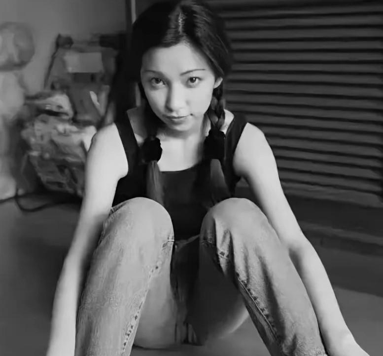 这张是25岁时的李冰冰，此时，她刚刚毕业于上海戏剧学院本科班。看她扎着两个小辫子