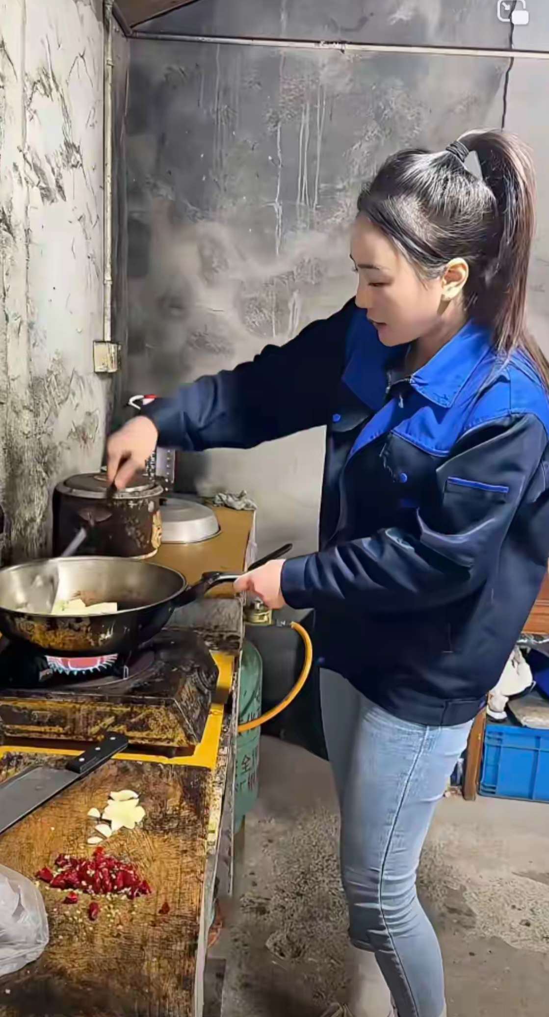 不嫌弃的话，来我家煮饭给你吃
