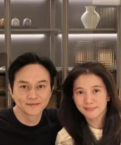 张智霖袁咏仪结婚24周年晒素颜照，两人真跟吃了防腐剂一样，完全不显老。 
