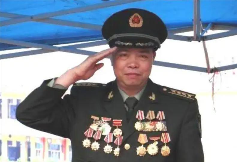 [中国赞]1984年，眼看越军特工越走越近，隆志勇蓄力准备捕俘。那名特工突然停下