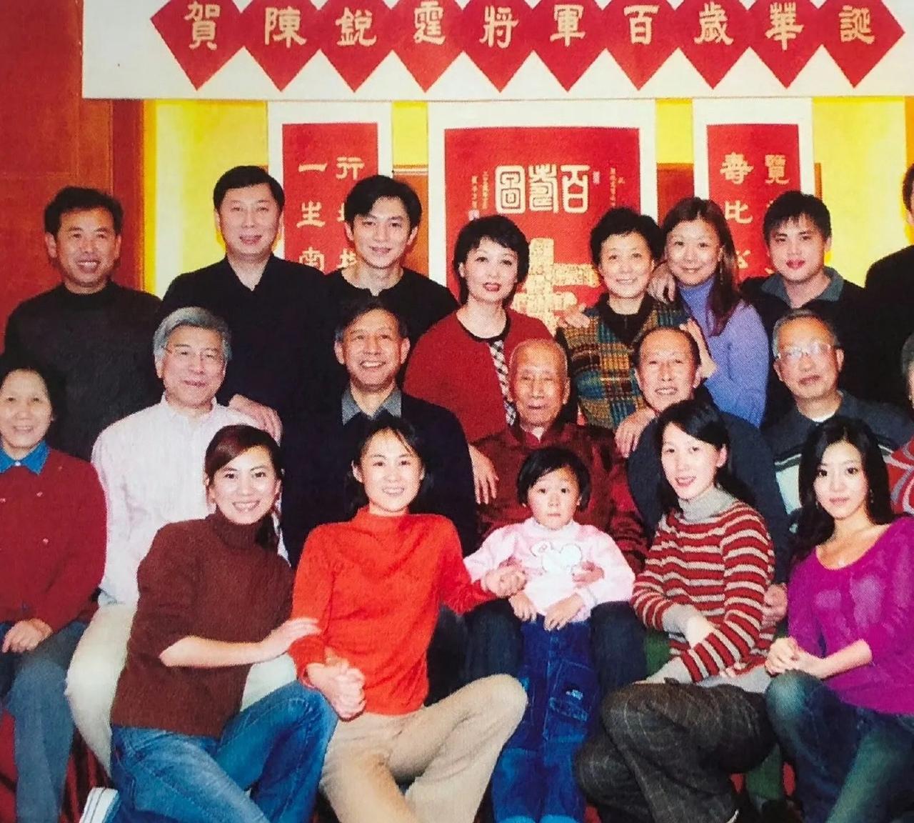 2005年，开国少将陈锐霆过百岁寿诞时，一家四代同堂的珍贵合影老照片，镜头中的陈