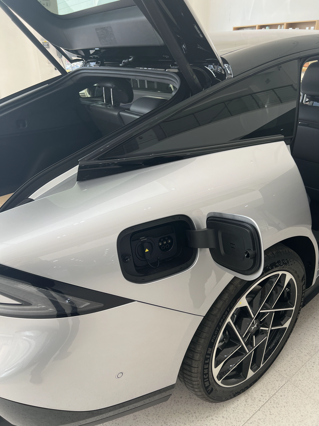 充电口里面有几个盖子
为啥我的只有一个？