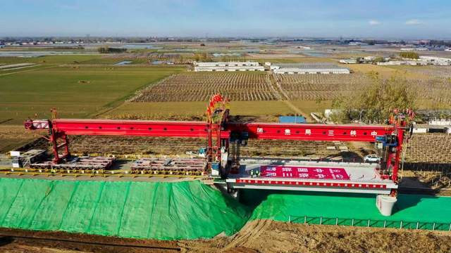 石雄城际铁路一标首孔箱梁顺利架设