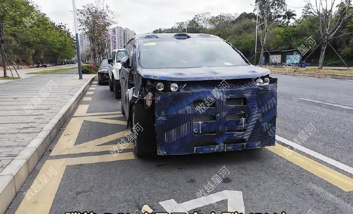 网络上曝光了腾势全新大型MPV，疑似定名D9L。
从照片不难看出这车体型是真大[