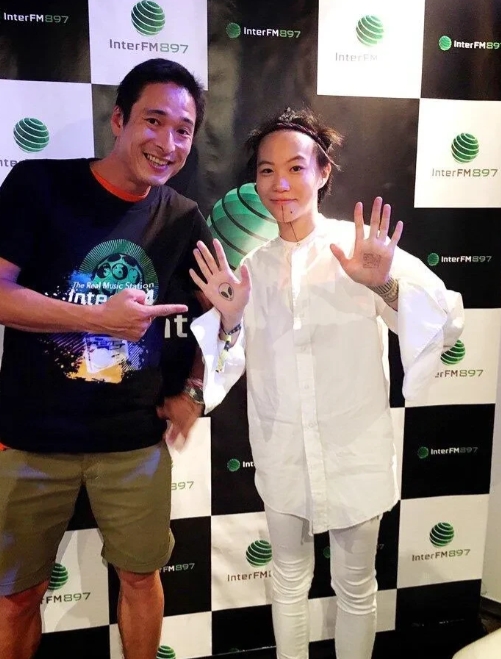 窦靖童真有她妈妈王菲的样子！随性洒脱，这好身材也是瘦的一比！童姐本来就担心头发问