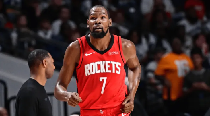 NBA常规赛，火箭122-115击败雄鹿。
赛后火箭球员凯文-杜兰特接受了记者采