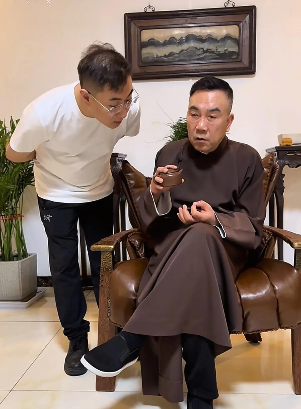 杨议，每天都在“杨光相声社”说相声，并且是在3家“杨光相声社”串场。
不少人都以