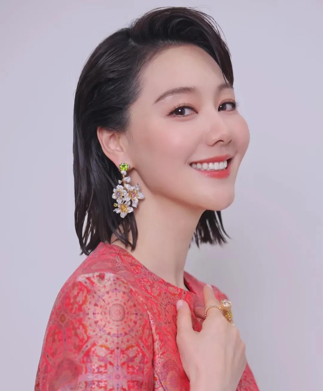 六位才华与美貌并存的主持人，你更喜欢哪一位？
1.王冠
2.张蕾
3.董卿
4.