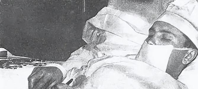 1961年，南极考察站里，27岁的苏联医生满头大汗地给自己注射麻醉剂，然后切开自