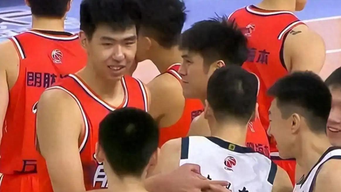 徐昕赢得肯定！赛后萨林杰拥抱他 徐杰肯定他 朱总表扬他