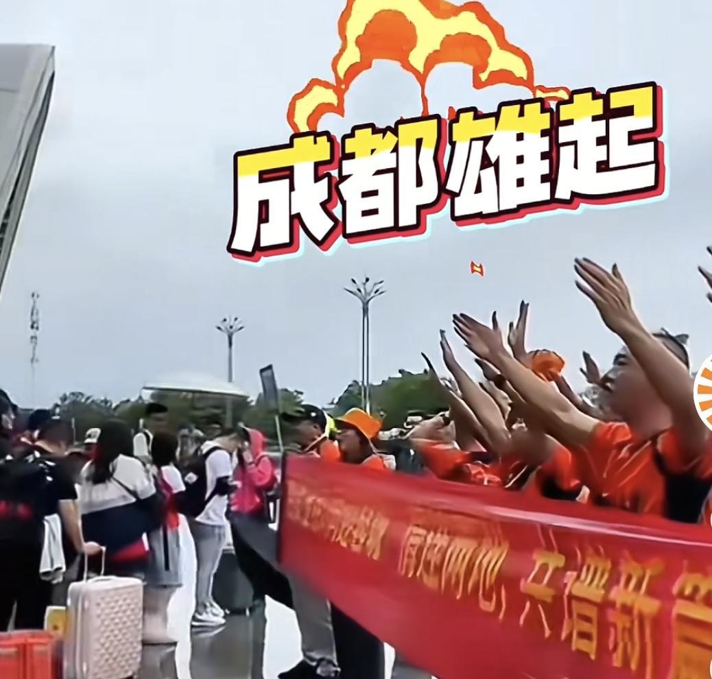 据说，云南玉昆与成都蓉城这场比赛，双方球迷会共同唱一首歌：动力火车的《当》。
这
