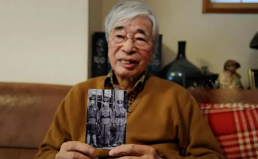 1948年，解放军中一名士兵被揭露为日本人冒充，这一消息震动了整个部队。经过调查
