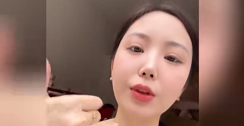 女子拆了别人的快递，对方让她赔六千，似乎人家也有道理，她也有点冤。
该女人家装