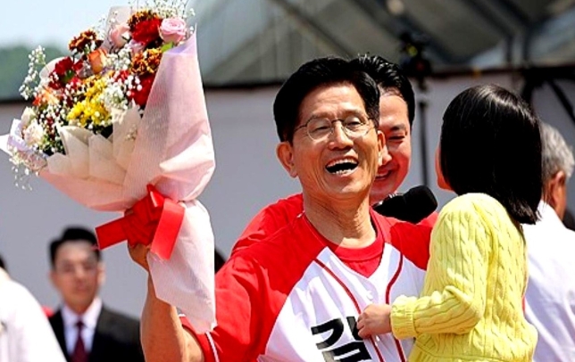 25日韩国国民力量党候选人金文洙也来到忠清南道拉票，同时共同民主党候选人李在明也
