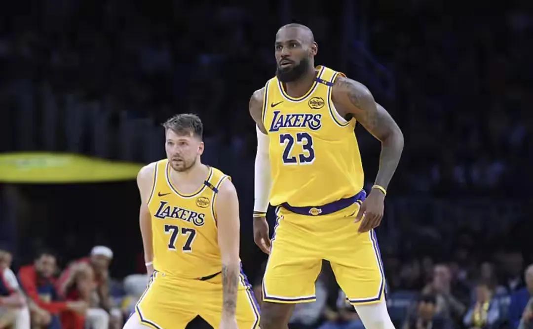 明天nba焦点战。可能出现五队同分奇观
首先#湖人# 
詹姆斯，东契奇湖人能否客
