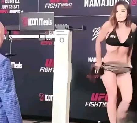 原来“举重”也这么“卷”！！！
美女举重运动员称重时，为了“量级评定”真是“一