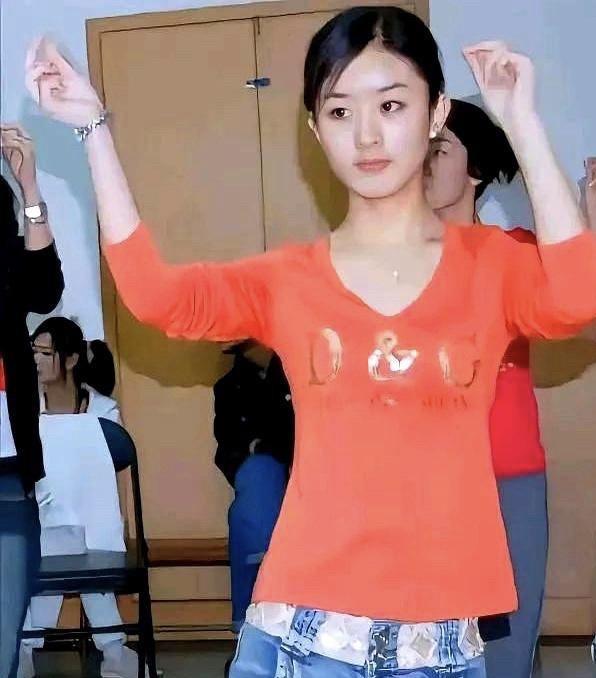 这是赵丽颖17岁，读中专时的校园照，那个时候真好看，青春洋溢。